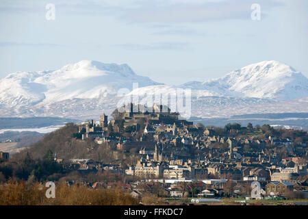 15 février 2016. Le Château de Stirling et ville de Stirling, Ecosse avec stuc couvert de neige et une Chroin Ben Vorlich à distance. Banque D'Images