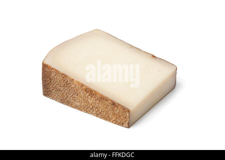 Morceau de fromage gruyère suisse sur fond blanc
