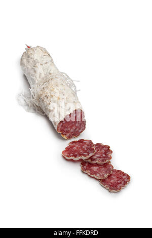 Tranches de saucisson Salami français sur fond blanc Banque D'Images