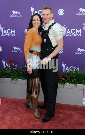 Las Vegas, Nevada, USA. 7Th apr 2013. Chanteurs Joey Feek, gauche, et son mari, Rory Feek, de Joey Rory arrivent à la 48e académie annuelle des Country Music Awards à l'hôtel MGM de Las Vegas, Nevada le 7 avril 2013. © David Becker/ZUMA/Alamy Fil Live News Banque D'Images