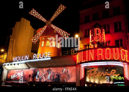 Moulin Rouge Montmartre Paris France dans la soirée Banque D'Images