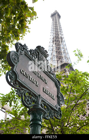 Streetname et Eiffel tower Paris France Banque D'Images