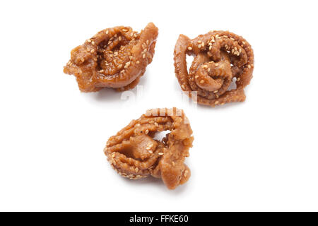 Chebakia marocaine, cookies miel spécial pour l'occasion du ramadan sur fond blanc Banque D'Images