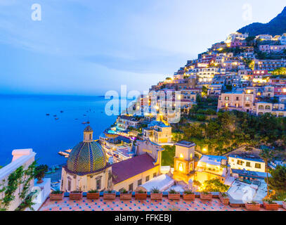 Positano au coucher du soleil, Côte Amalfitaine, Campanie, Italie Banque D'Images