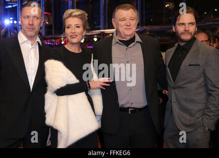 Berlin, Allemagne. Feb 15, 2016. 66e Festival International du Film de Berlin, Allemagne, 15 février 2016. Jeder stirbt Premiere 'fuer sich allein" ("seul dans Berlin') Acteurs : Mikael Persbrandt (l-r), Emma Thompson, Brendan Gleeson et Daniel Bruehl le film en compétition à la Berlinale. La Berlinale se déroule du 11 février au 21 février 2016. PHOTO : KAY NIETFELD/dpa/Alamy Live News Banque D'Images