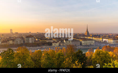 Coucher du soleil, le Torino (Turin), Piémont, Italie. Paysage urbain panoramique du dessus avec Mole Antonelliana dominant sur la ville et romati Banque D'Images