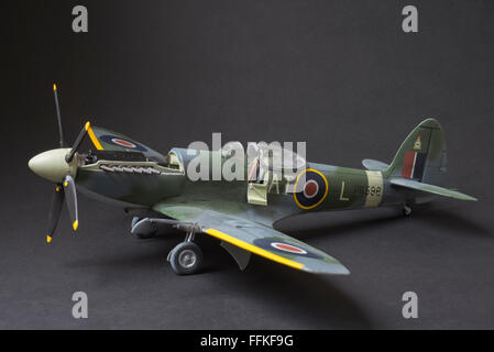 Supermarine Spitfire Mk22, WW11, RAF marquages. 1:32 échelle fine modèle sur fond gris foncé studio. Banque D'Images