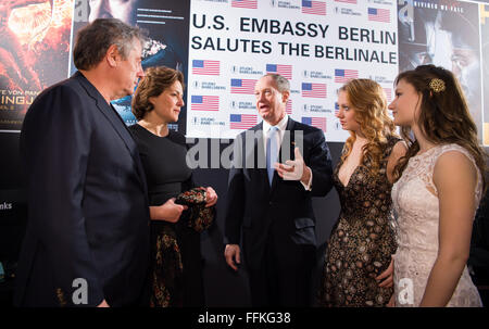 66e Festival International du Film de Berlin, Allemagne, 15 février 2016. Berlinale réception à l'ambassade des États-Unis d'Amérique (USA) à Berlin : l'ambassadeur américain John B. Emerson (c) et ses filles Hayley (r) et Jackie Emerson (2e r), l'actrice Martina Gedeck avec (2l) et son mari, réalisateur suisse Markus Imboden (l). La Berlinale se déroule du 11 au 21 février. PHOTO : Bernd VON JUTRCZENKA/dpa Banque D'Images