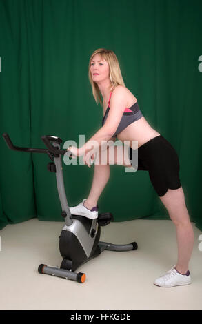 Woman working out avant d'équitation d'un vélo Banque D'Images