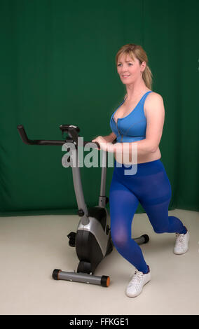 Woman working out avant d'équitation d'un vélo Banque D'Images