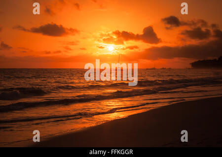 Rouge lumineux lever de soleil sur l'océan Atlantique. République dominicaine, Punta Cana Beach Banque D'Images