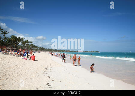 Punta Cana, République dominicaine - le 14 janvier 2015 : Caraïbes côtières seascape. Côte de l'océan Atlantique, les touristes ordinaires Banque D'Images