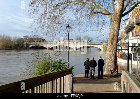 Inondation sur la Tamise à Staines Middlesex Banque D'Images