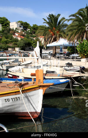 Bateaux dans le port de Splitska sur l'île de Brac en Croatie Banque D'Images