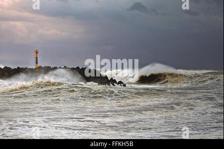 Anglet, France. 15 Février, 2016. Une vague creux sur la jetée à la barre à Anglet, au sud-ouest de la France. Crédit : Colin Lallemand/Alamy Live News Banque D'Images