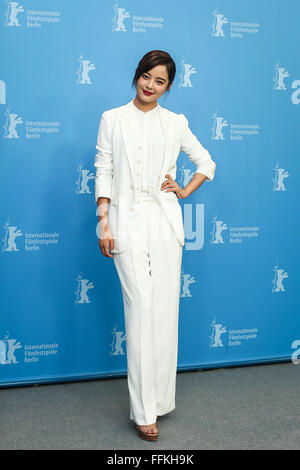 Berlin, Allemagne. Feb 15, 2016. Xin Zhilei pose lors d'un photocall pour la promotion du film 'Crosscurrent' (Chang Jiang Tu) à la 66e Berlinale Festival International du Film de Berlin, Allemagne, le 15 février 2016. © Zhang Fan/Xinhua/Alamy Live News Banque D'Images