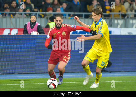 Isco (22) et (19) Garmash pendant l'Euro 2016 football match de qualification entre les équipes nationales de football de l'Ukraine et l'Espagne Banque D'Images