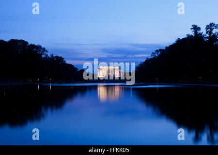 Lincoln Memorial la nuit de l'ensemble du bassin réfléchissant Banque D'Images