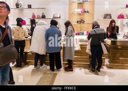 Paris, France, Groupe moyen de personnes, touristes chinois, Shoppers Shopping femmes, Inside Luxury Fashion Label Store, LVMH, marque de designer « Louis Vuitton », étiquettes de mode, sacs Banque D'Images