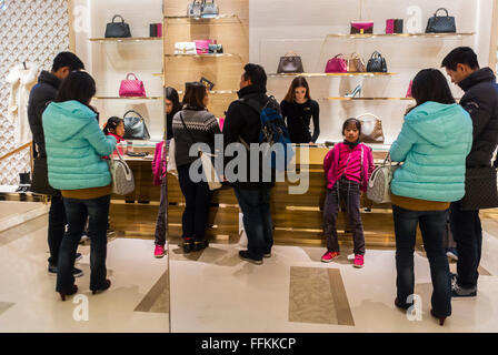 Paris, France, Groupe de touristes chinois Shopping, Inside Luxury Fashion Label Store, LVMH, Louis Vuitton Store, boutique boutique assistant, champs elysées, shopping tourisme mode, shopping de marque mondiale, famille enfants parents europe Banque D'Images