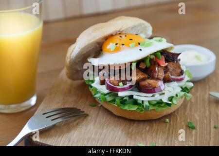 Japanese burger de poulet aux oignons, oeufs et letucce Banque D'Images