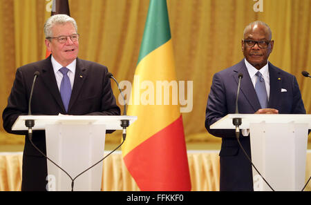 Bamako, Mali. 12 Février, 2016. Le Président allemand Joachim Gauck et le président malien Ibrahim Boubacar Keita répondre aux questions des journalistes à Bamako, Mali, 12 février 2016. Le président allemand est au Mali pour une visite de 1 jours et se renseigne sur la mission de formation du militaire allemand. PHOTO : WOLFGANG KUMM/DPA/Alamy Live News Banque D'Images