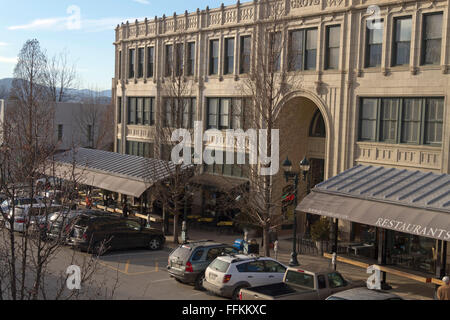 Vue sur l'art déco Grove Arcade et les montagnes au loin au centre-ville de Asheville sur un jour d'hiver ensoleillé Banque D'Images