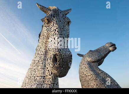 2 février 2016, la sculpture Kelpies par Andy Scott, deux têtes de chevaux géant dans l'acier inoxydable, l'Hélix, Falkirk en Ecosse. Banque D'Images