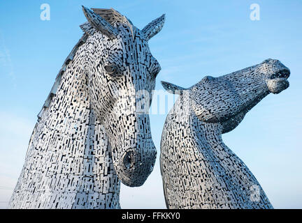 2 février 2016, la sculpture Kelpies par Andy Scott, deux têtes de chevaux géant dans l'acier inoxydable, l'Hélix, Falkirk en Ecosse. Banque D'Images