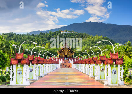 CHIANG MAI, THAÏLANDE - 15 octobre 2015 : allée vers le pavillon de flore Ratchaphruek Royal Park. Banque D'Images