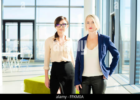 Portrait de deux femmes architectes in modern office Banque D'Images