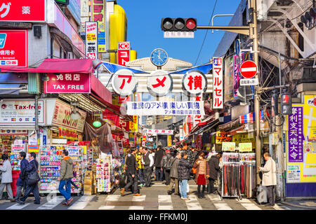 La foule à Ameyoko quartier commercial de Tokyo, Japon. Banque D'Images