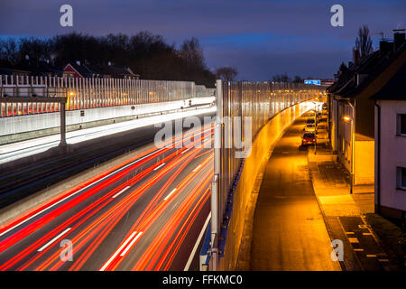 La réduction du bruit des murs de protection le long de l'autoroute, l'autoroute, A40, à Essen, en Allemagne, les maisons le long de l'autoroute directe permanent, Banque D'Images