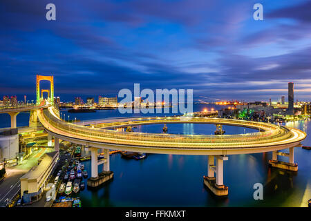 Tokyo, Japon voir pont en arc-en-ciel de boucle. Banque D'Images