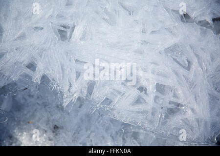 Des dessins géométriques dans la glace dans un cours d'eau canadiens surgelés. Banque D'Images