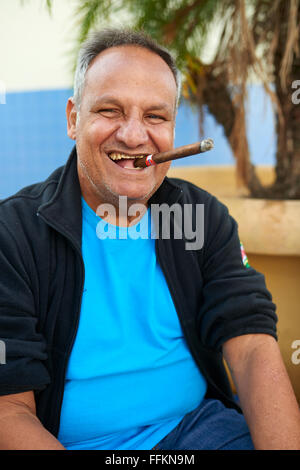 Portrait d'un Américain qui fume un cigare à Miami Banque D'Images