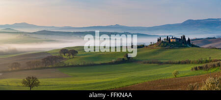 L'aube sur le Podere Belvedere et la campagne toscane, près de San Quirico d'Orcia, Toscane, Italie Banque D'Images