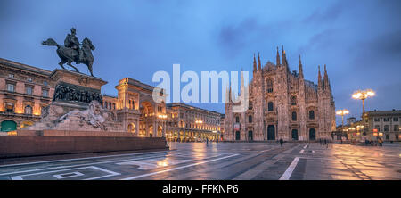 Milan, Italie : La Piazza del Duomo, la place de la cathédrale dans le lever du soleil Banque D'Images
