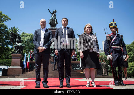 Buenos Aires, Argentine. Feb 15, 2016. Le Premier ministre italien, Matteo Renzi (2L), maire de Buenos Aires, Horacio Rodriguez Larreta (1ère L) et l'Argentine, le ministre des Affaires étrangères, Susana Malcorra (2e R), prendre part à une cérémonie de dépôt d'une couronne au Monument au général San Martin, à la place San Martin de Buenos Aires, capitale de l'Argentine, le 15 février 2016. © Martin Zabala/Xinhua/Alamy Live News Banque D'Images