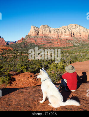 Randonneur et de chien de profiter de vues sur le Bell Rock donnent sur le sentier de montée Banque D'Images