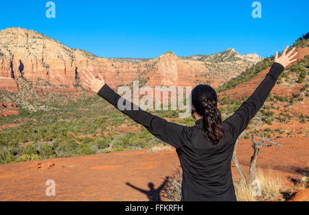 Jeune femme offre une vue à négliger accessible par le sentier de montée de Bell Rock Banque D'Images