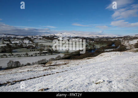 Campagne enneigée au Upper Teesdale dans le comté de Durham, Angleterre. La Rivière Tees traverse le cadre. Banque D'Images