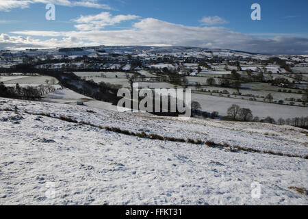 Champs de neige dans la région de Teesdale dans le comté de Durham, Angleterre. La Rivière Tees traverse le cadre. Banque D'Images