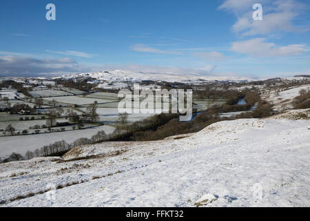 Campagne enneigée au Upper Teesdale dans le comté de Durham, Angleterre. La Rivière Tees traverse le cadre. Banque D'Images