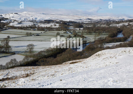 Campagne enneigée au Upper Teesdale dans le comté de Durham, Angleterre. La Rivière Tees traverse le cadre. Banque D'Images