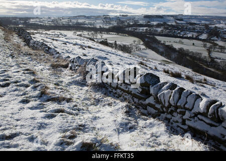 Champs de neige dans la région de Teesdale dans le comté de Durham, Angleterre. Un mur de pierres sèches passe par l'avant-plan. Banque D'Images