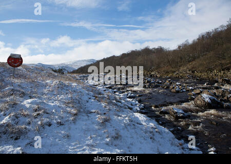 La Rivière Tees à l'Upper Teesdale dans le comté de Durham, Angleterre. La neige se trouve près du fleuve. Banque D'Images