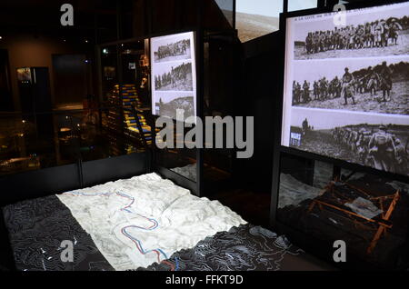 Verdun, France. 12 Février, 2016. Une carte animée montre le déplacement de la ligne de front à la refonte du site memorial à Verdun, France, 12 février 2016. Le 100e anniversaire du début de la bataille est le 21 février 2016. PHOTO : SEBASTIAN KUNIGKEIT/DPA/Alamy Live News Banque D'Images