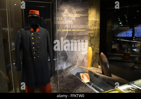 Verdun, France. 12 Février, 2016. L'uniforme d'un soldat à la refonte du site memorial à Verdun, France, 12 février 2016. Le 100e anniversaire du début de la bataille est le 21 février 2016. PHOTO : SEBASTIAN KUNIGKEIT/DPA/Alamy Live News Banque D'Images