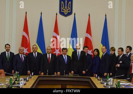 Kiev, Ukraine. Feb 15, 2016. La signature des accords bilatéraux entre l'Ukraine et la Turquie. © Serhii Nuzhnenko/Pacific Press/Alamy Live News Banque D'Images